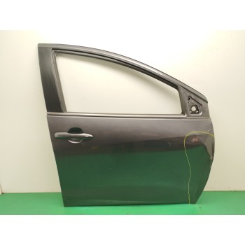 PUERTA DELANTERA DERECHA NECESITA REPARACION 