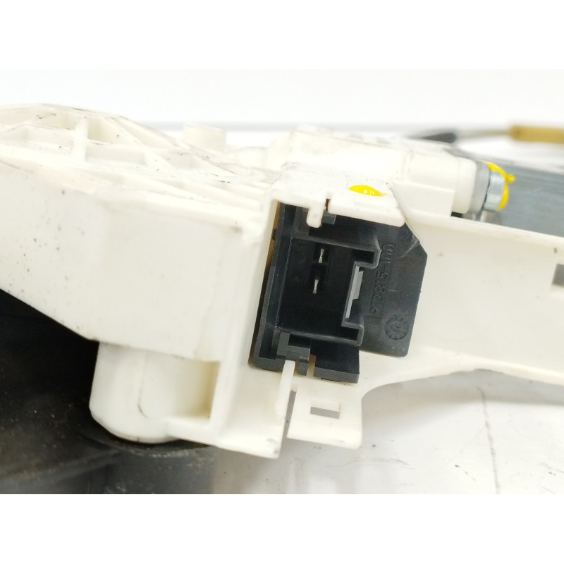 ELEVALUNAS DELANTERO DERECHO 8K0959802B