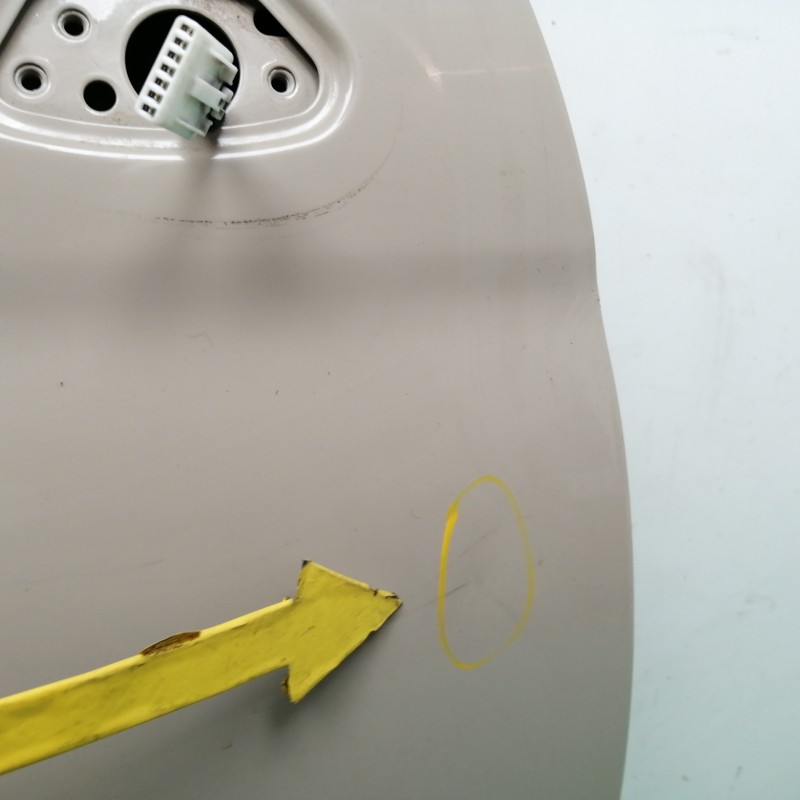 PUERTA DELANTERA DERECHA NECESITA REPARACION