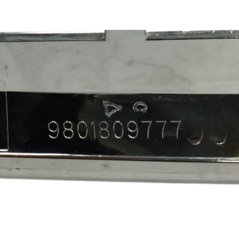 MOLDURA DE REJILLA DELANTERA