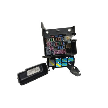 Recambio de caja reles / fusibles para lexus rx 400h referencia OEM IAM 8262048050 SOPORTE DAÑADO 