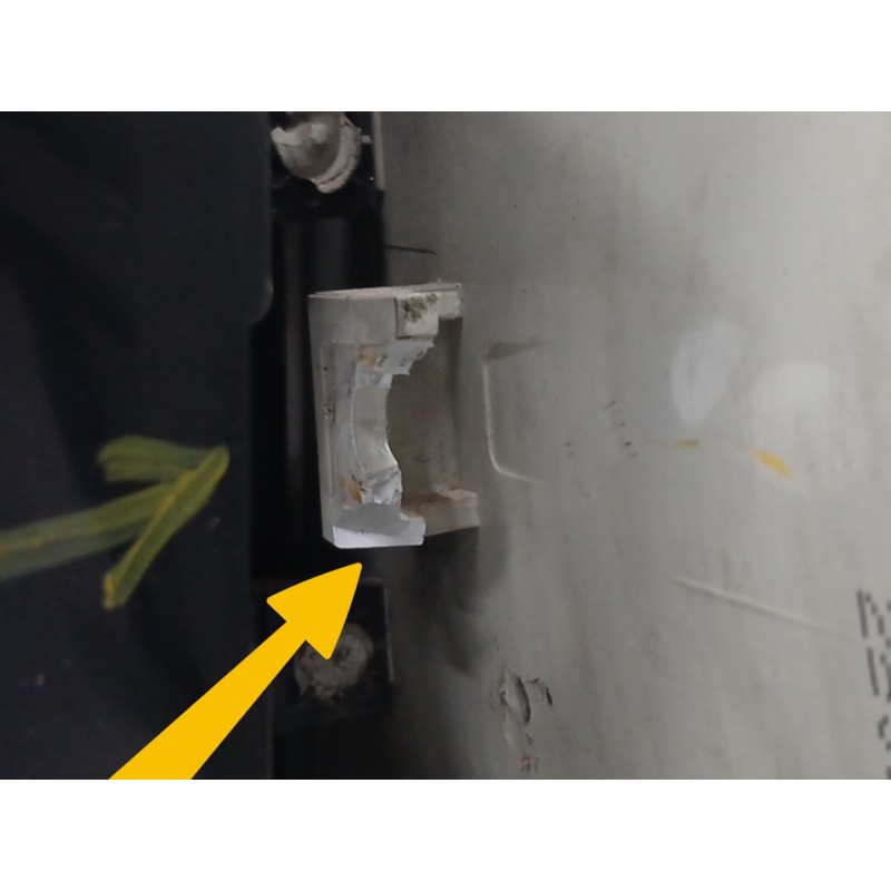PILOTO TRASERO IZQUIERDO SOPORTE ROTO