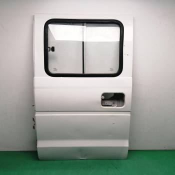 PUERTA TRASERA IZQUIERDA NECESITA REPARACION 