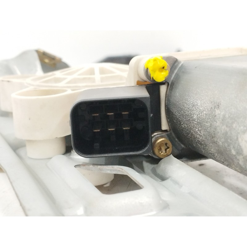 ELEVALUNAS DELANTERO DERECHO