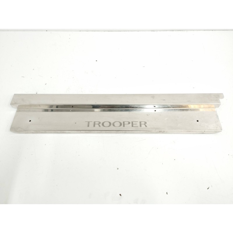 Recambio de moldura para isuzu trooper 3.0 dti (3-trg.) referencia OEM IAM  PUERTA LATERAL 