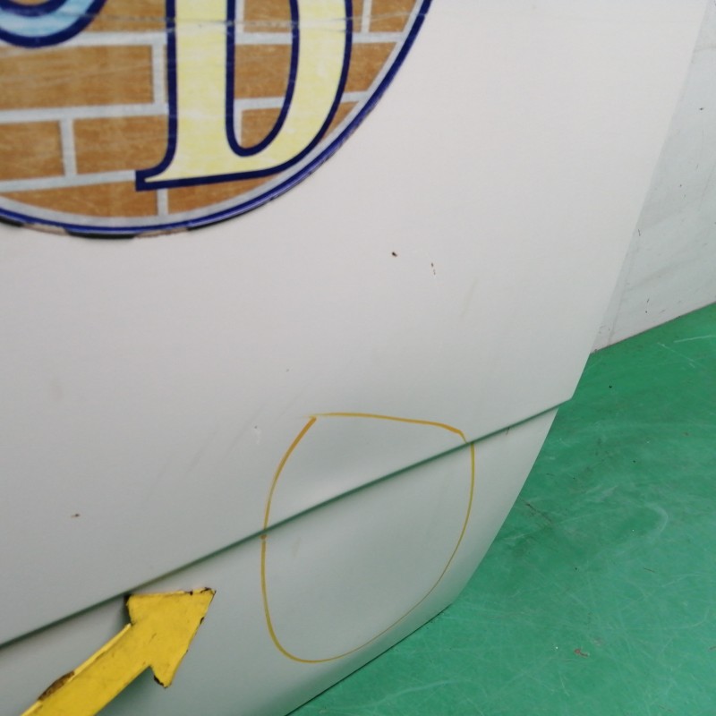 PUERTA DELANTERA DERECHA NECESITA REPARACION