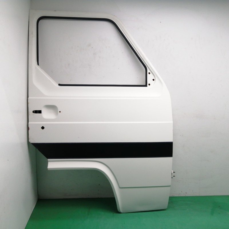Recambio de puerta delantera derecha para nissan trade 2.8 d referencia OEM IAM  DAÑADA 