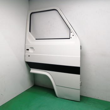 Recambio de puerta delantera derecha para nissan trade 2.8 d referencia OEM IAM  DAÑADA 