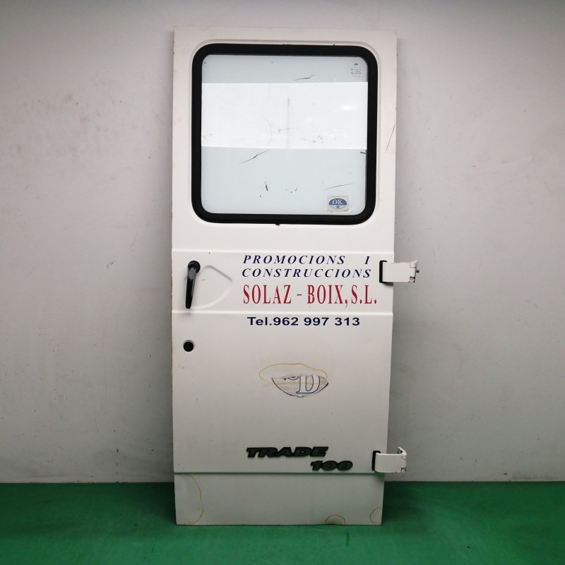 Recambio de porton trasero derecho para nissan trade 100 3.0 turbodiesel referencia OEM IAM  DAÑADA 