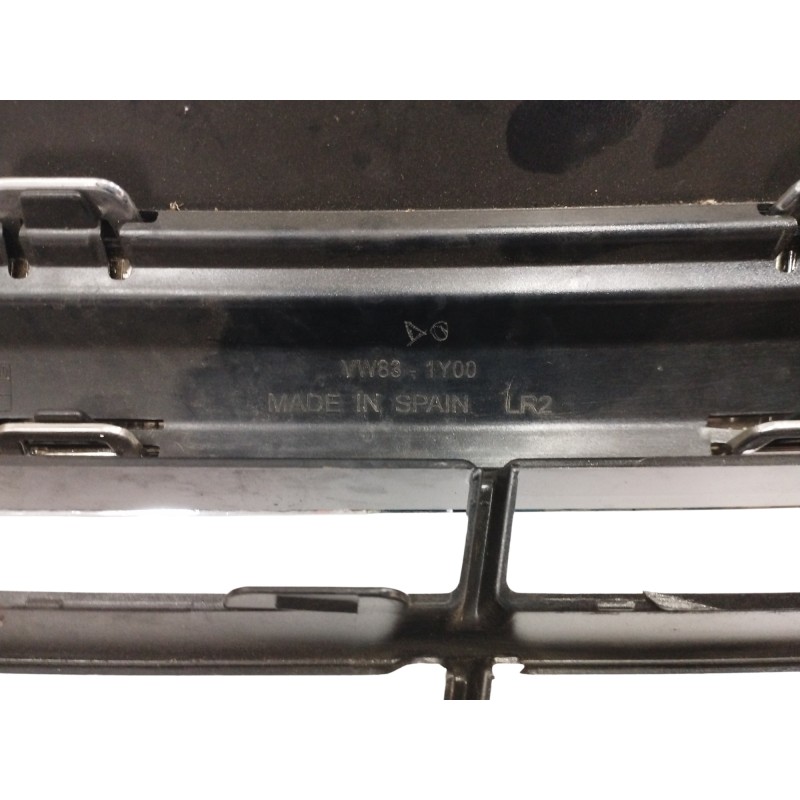 REJILLA DELANTERA SIN SOPORTE 7C0853651A