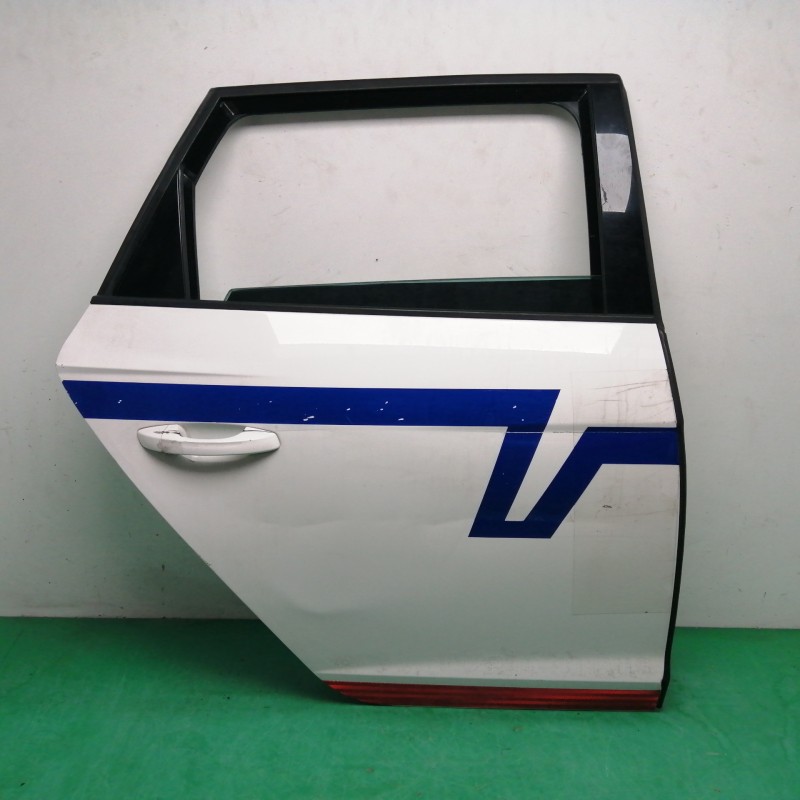 Recambio de puerta trasera derecha para seat leon st (5f8) 2.0 tdi referencia OEM IAM 5F4833056 NECESITA REPARACION 