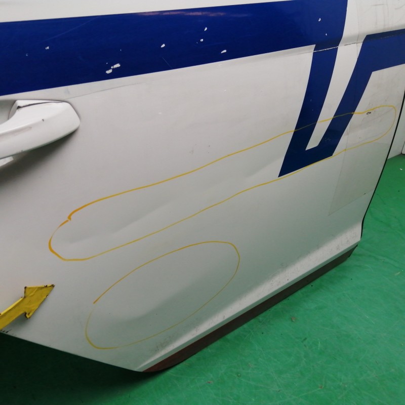 PUERTA TRASERA DERECHA NECESITA REPARACION