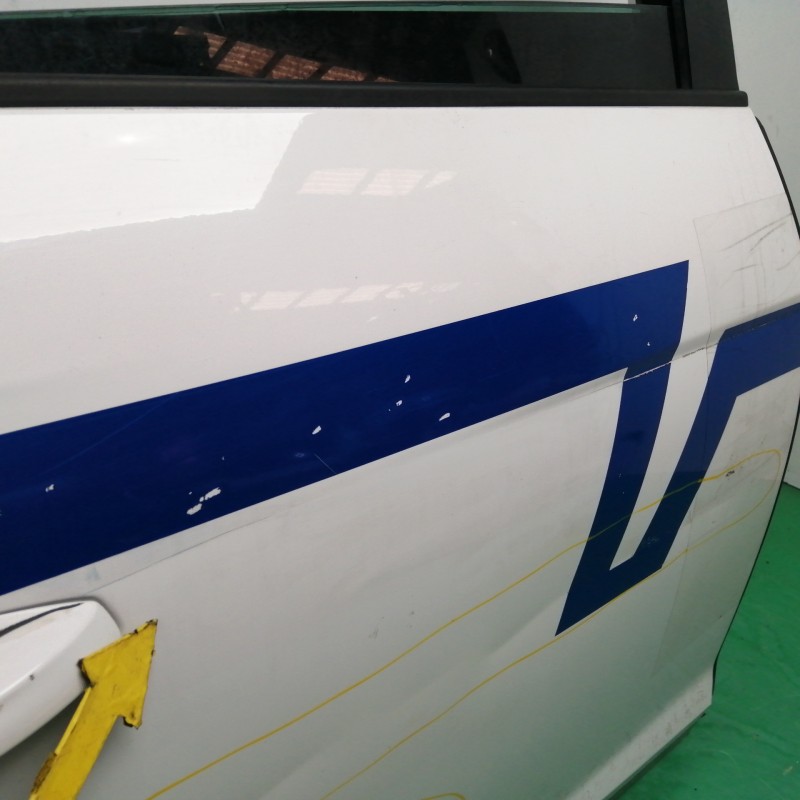 PUERTA TRASERA DERECHA NECESITA REPARACION