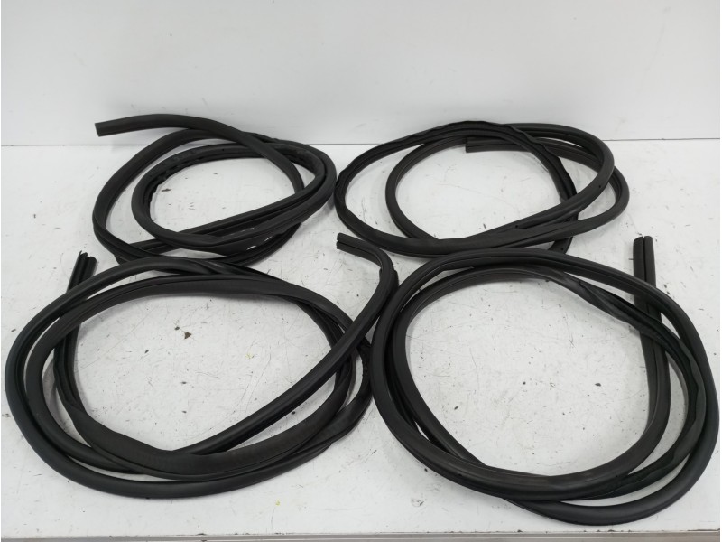 Recambio de gomas contorno puerta para nissan qashqai iii (j12) (2021 - ...) 1.3 dig-t hibrido suave referencia OEM IAM Recambio de gomas contorno puerta para nissan qashqai iii (j12) (2021 - ...) 1.3 dig-t hibrido suave referencia OEM IAM