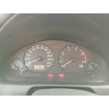 mitsubishi carisma berlina 5 (da0) del año 2000