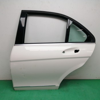 PUERTA TRASERA IZQUIERDA NECESITA REPARACION 