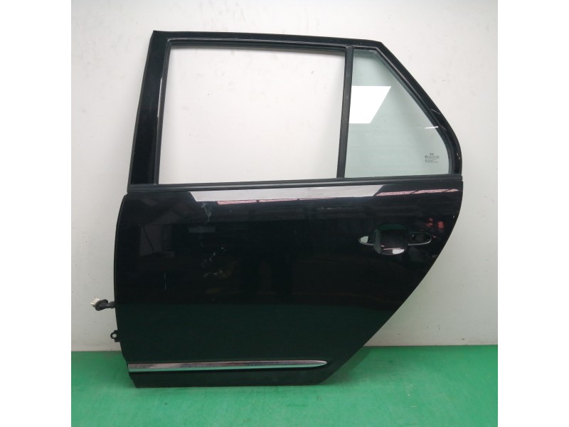 Recambio de puerta trasera izquierda para kia carens (un) active referencia OEM IAM  NECESITA REPARACION 