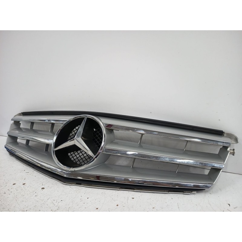 REJILLA DELANTERA A2048850736