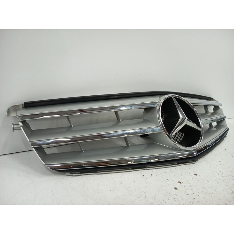 REJILLA DELANTERA A2048850736