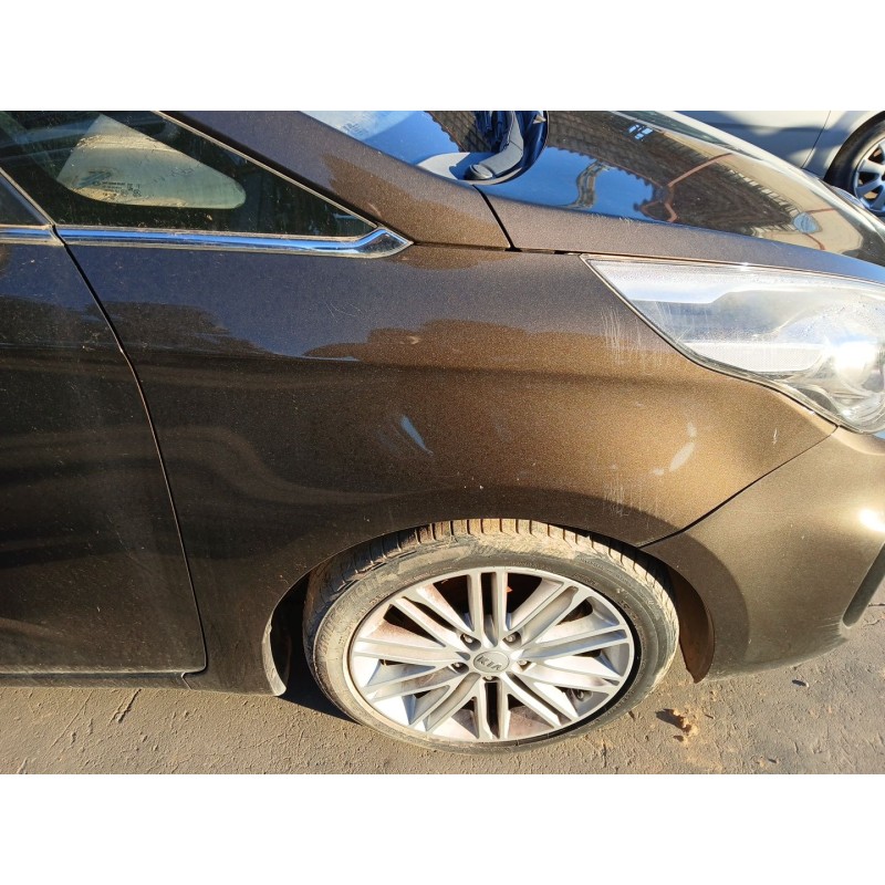 Recambio de aleta delantera derecha para kia carens iv 1.7 crdi referencia OEM IAM 66321A4000  