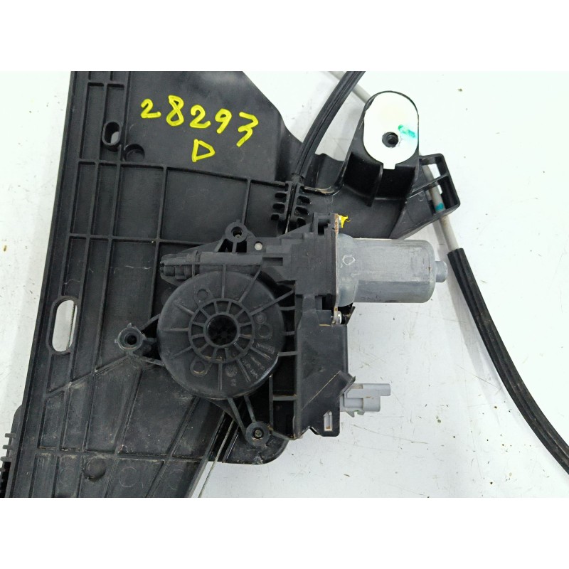 ELEVALUNAS DELANTERO DERECHO