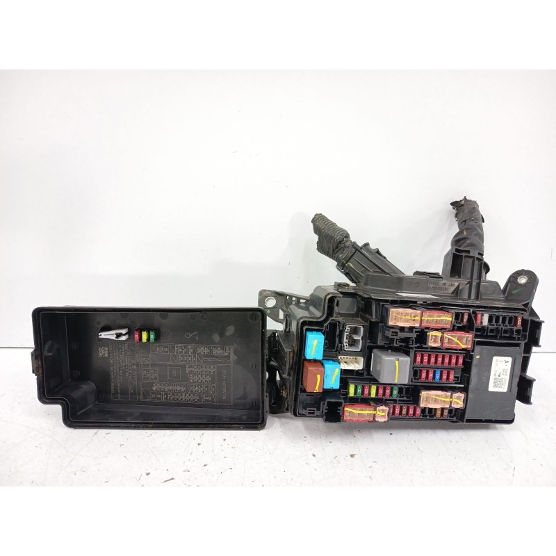 CAJA RELES / FUSIBLES 82111F2680