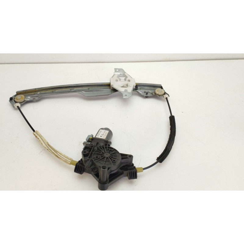 ELEVALUNAS DELANTERO IZQUIERDO