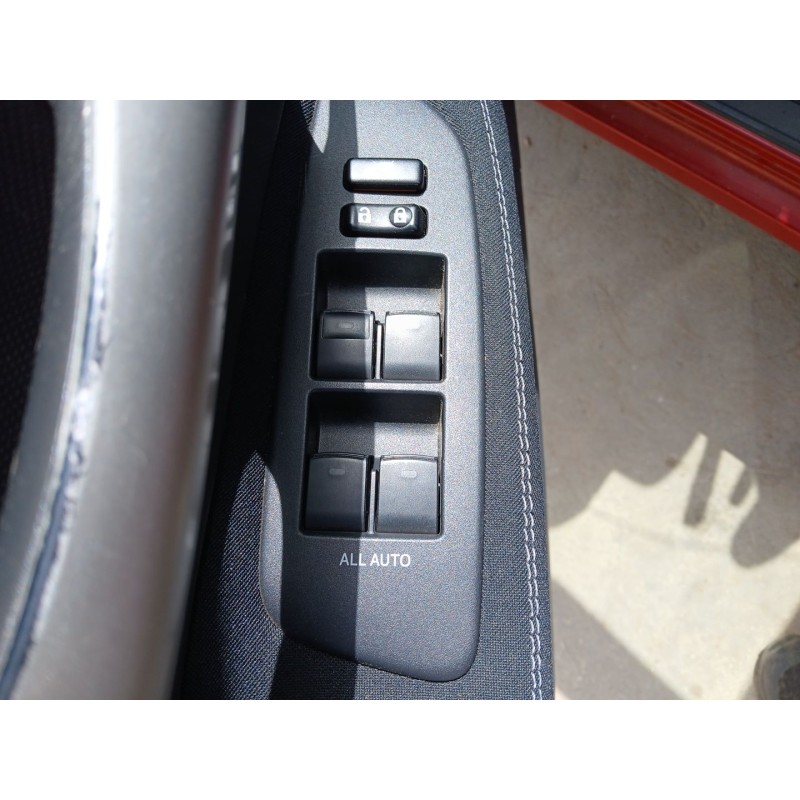 TOYOTA AURIS (_E15_) 2012