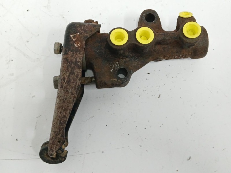 Recambio de repartidor de freno para nissan terrano/terrano.ii (r20) 2.7 turbodiesel referencia OEM IAM 464001f210  