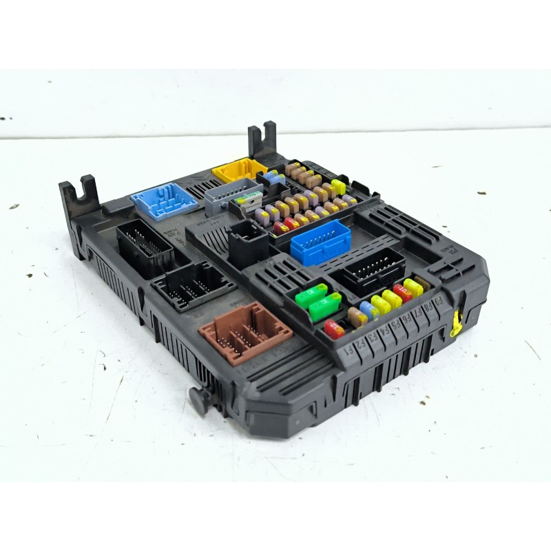 CAJA RELES / FUSIBLES