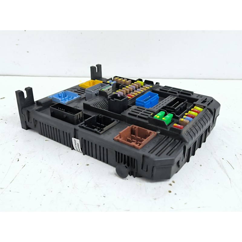 CAJA RELES / FUSIBLES 28550133