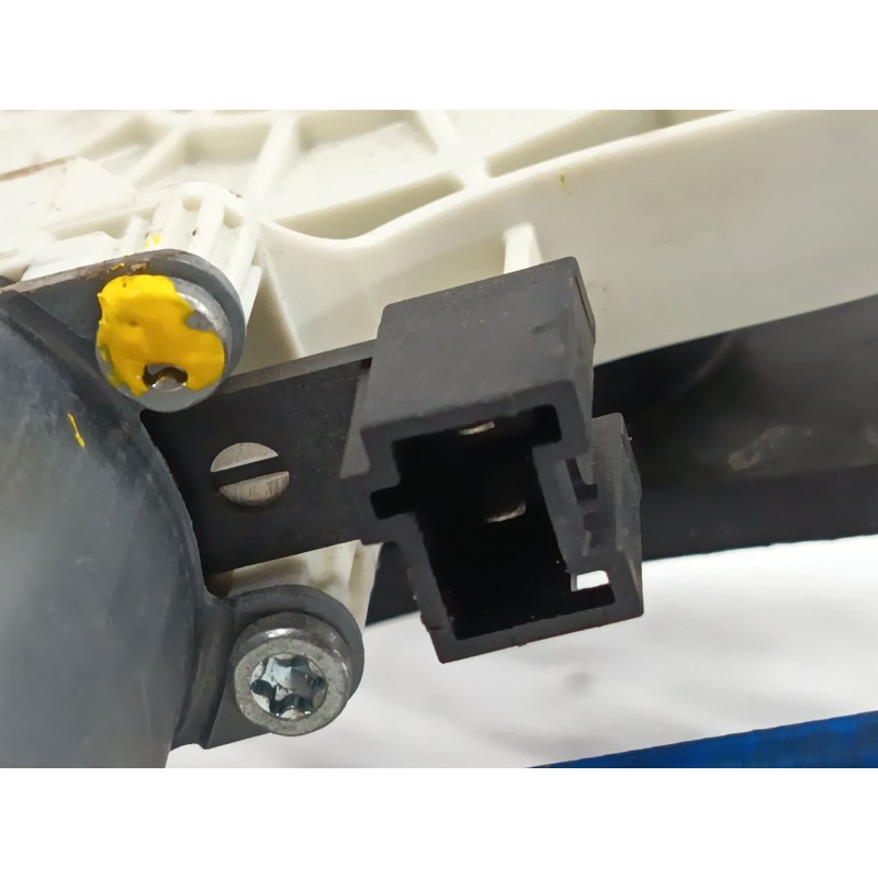 ELEVALUNAS TRASERO DERECHO