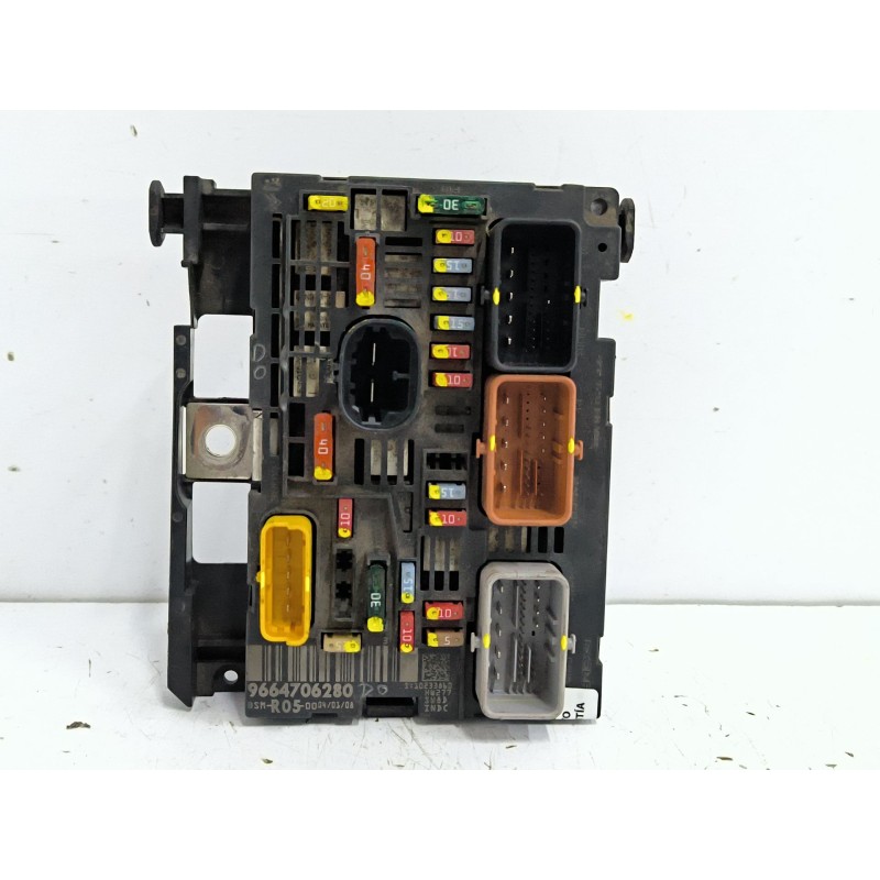CAJA RELES / FUSIBLES
