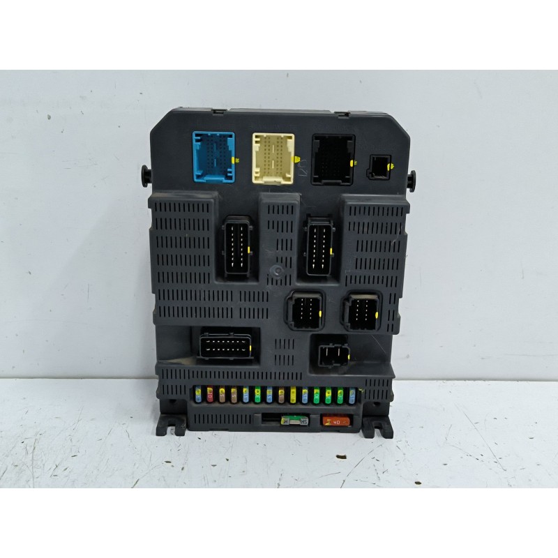 CAJA RELES / FUSIBLES