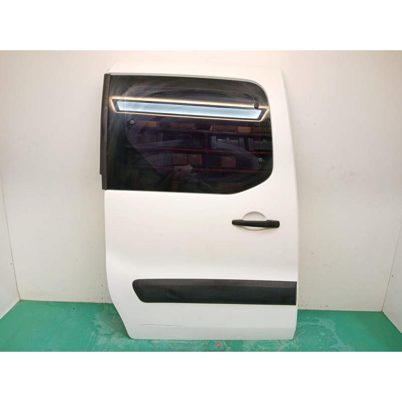 Recambio de puerta lateral corredera derecha para peugeot partner tepee 1.6 hdi 90 referencia OEM IAM 9831169680  