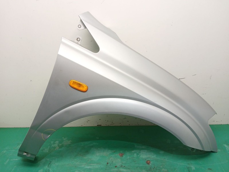 Recambio de aleta delantera izquierda para ssangyong kyron 2.0 xdi referencia OEM IAM 5181109100 5181108C00 