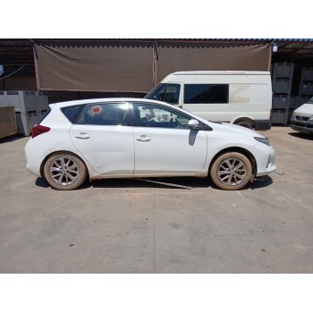 toyota auris (_e18_) del año 2013