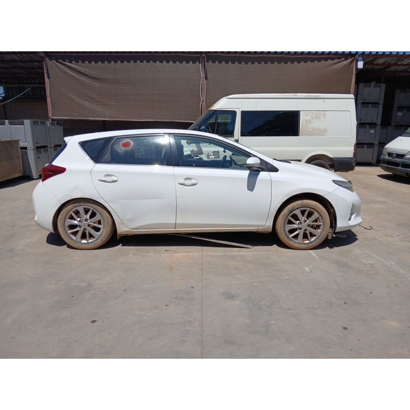 TOYOTA AURIS (_E18_) 2013