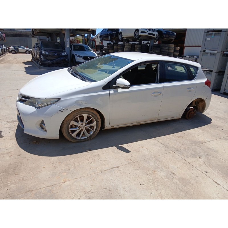 TOYOTA AURIS (_E18_) 2013
