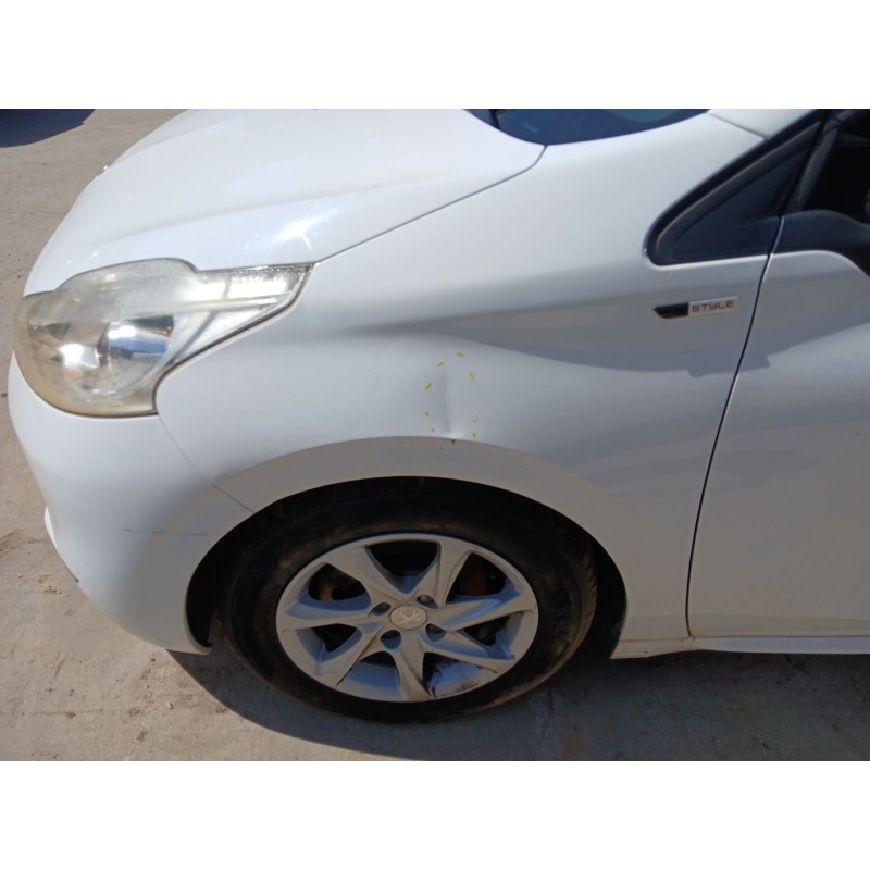 Recambio de aleta delantera izquierda para peugeot 208 referencia OEM IAM   