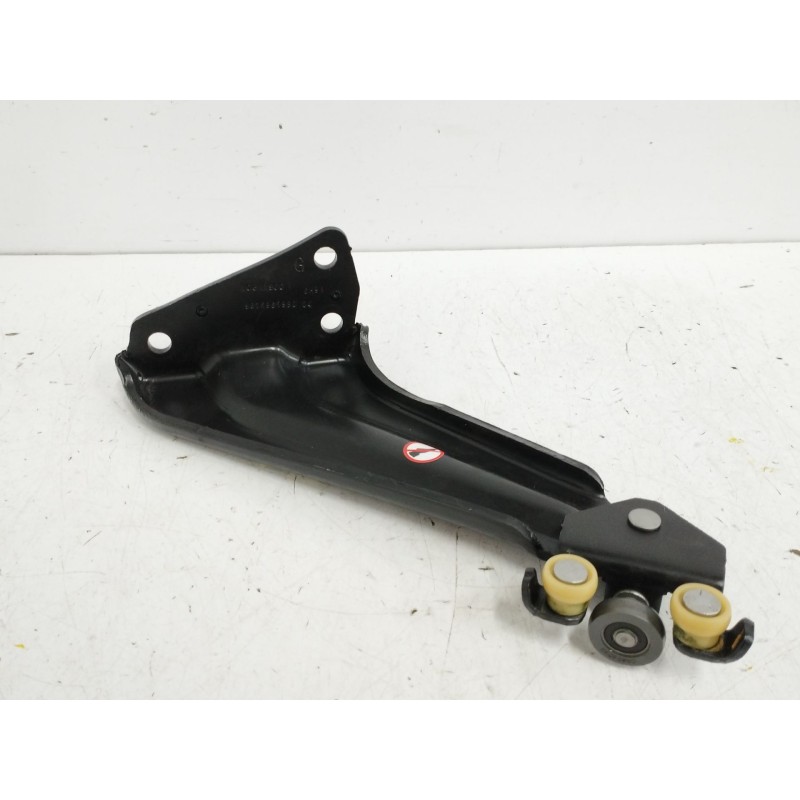 Recambio de soporte / guia puerta corredera para peugeot rifter 1.5 bluehdi 100 referencia OEM IAM 9816965980  