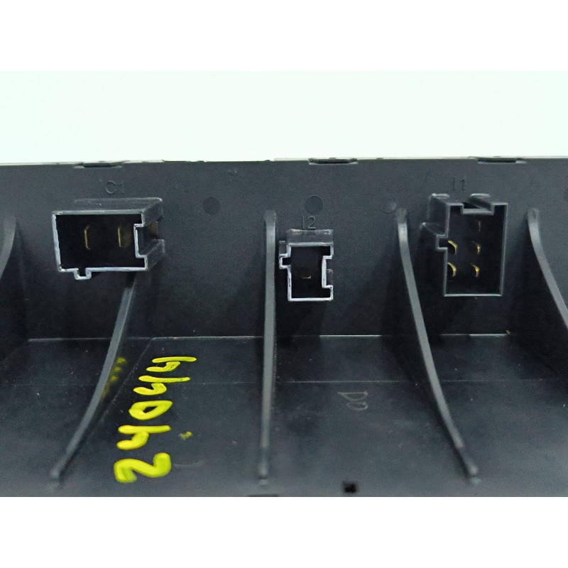CAJA RELES / FUSIBLES 0025452001 05045110