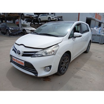toyota verso (_r2_) del año 2015
