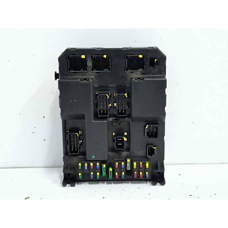 CAJA RELES / FUSIBLES