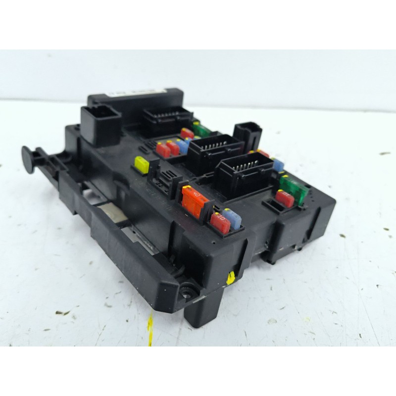 CAJA RELES / FUSIBLES