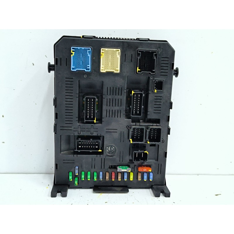 CAJA RELES / FUSIBLES