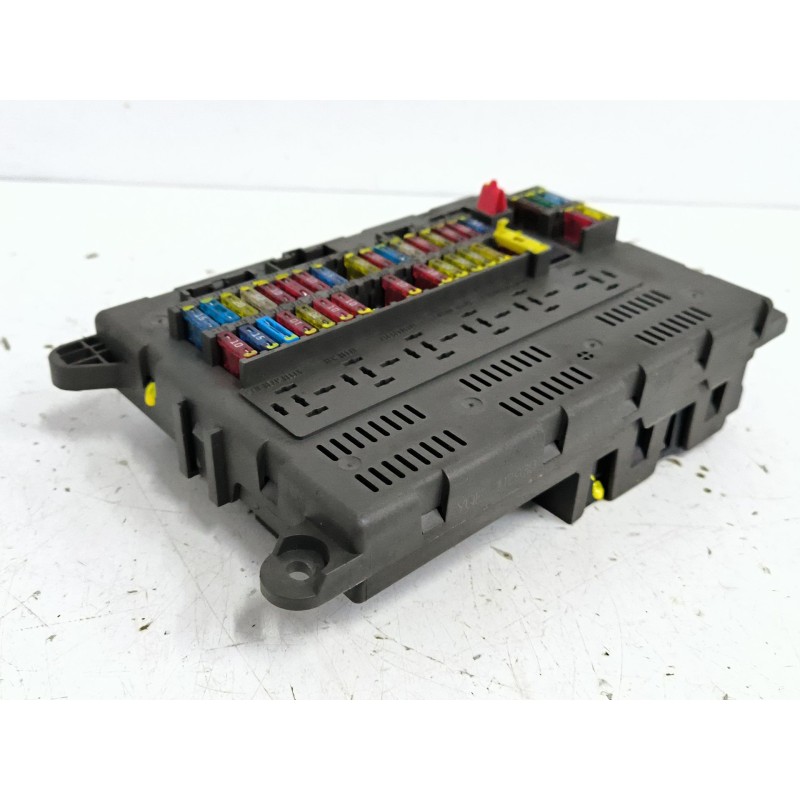 CAJA RELES / FUSIBLES