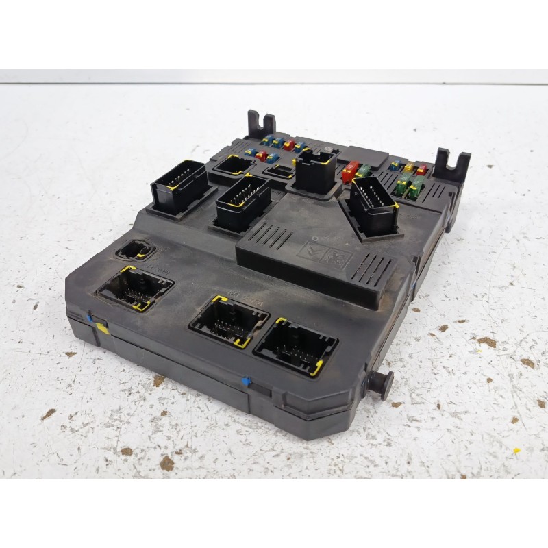 CAJA RELES / FUSIBLES S118085320