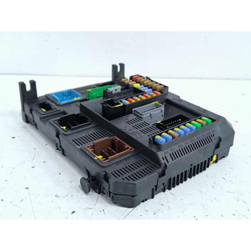 CAJA RELES / FUSIBLES