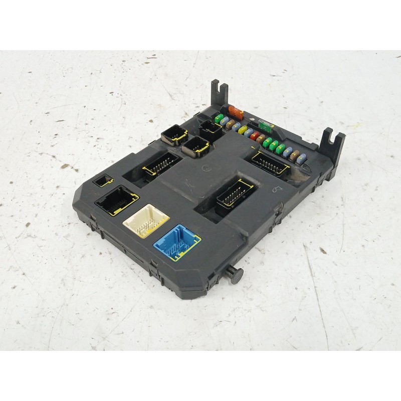 CAJA RELES / FUSIBLES 22661F01